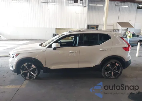 2020 Volvo Xc40 T5 Momentum z USA, uszkodzony, nr VIN YV4162UK4L2275919